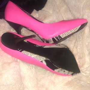 Sizzle pink heels!!